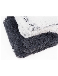 <strong>Fluffy Sofatæppe – Blødt hundetæppe med anti-skrid | 100 x 70 cm | Koksgrå / Frosthvid</strong>